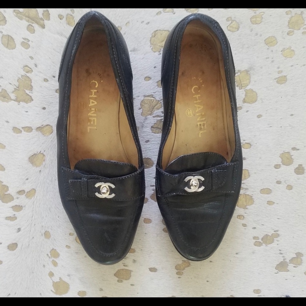 VINTAGE CHANEL TURN LOCK LEATHER FLATS